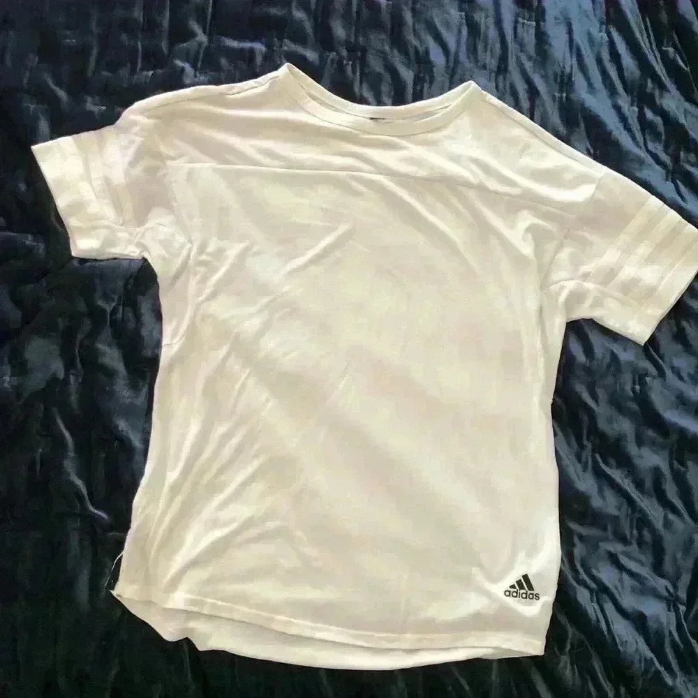 Adidas t-shirt size medium. In good condition!